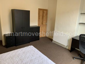 1st floor double room with walk in wardrobe